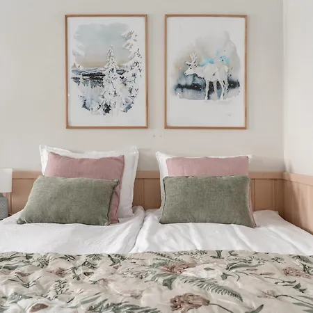 Cozy With Sauna, Near Center アパート *